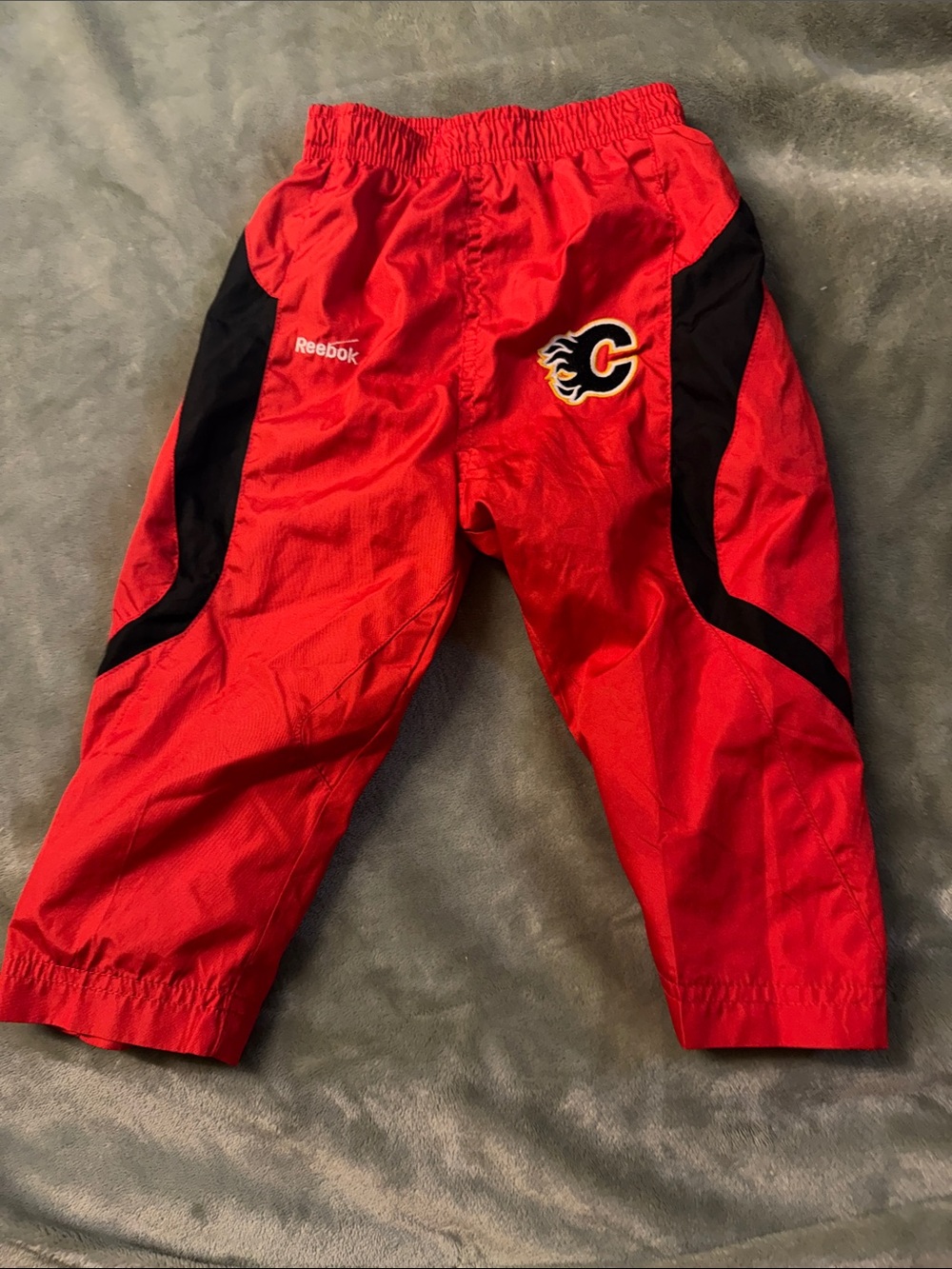 🍄18m Calgary Flames lined Reebok Kids Red and Black  Joggers EUC